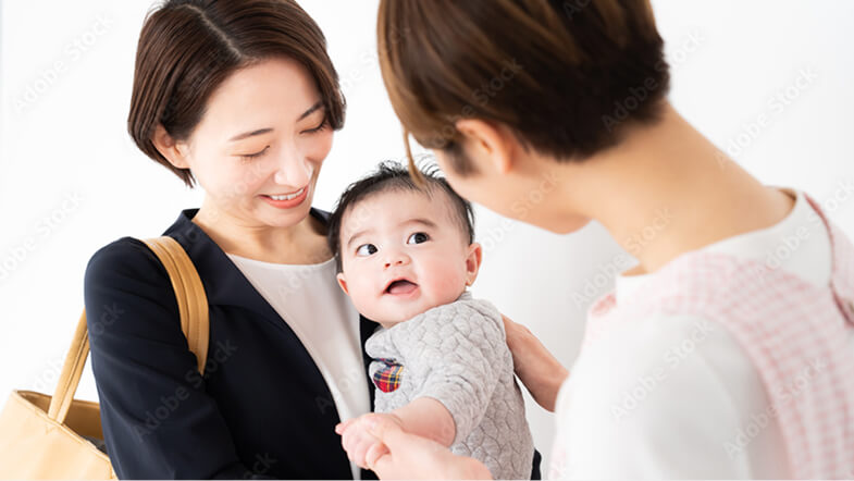母親が赤ちゃんをシッターに預ける様子