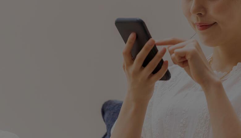 女性がスマートフォンを触っている様子