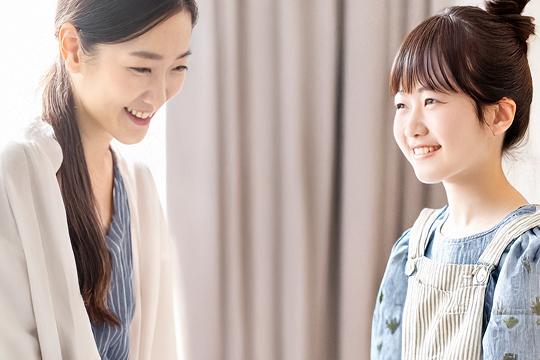 シッターと6歳くらいの子供が部屋で楽しそうにしている様子