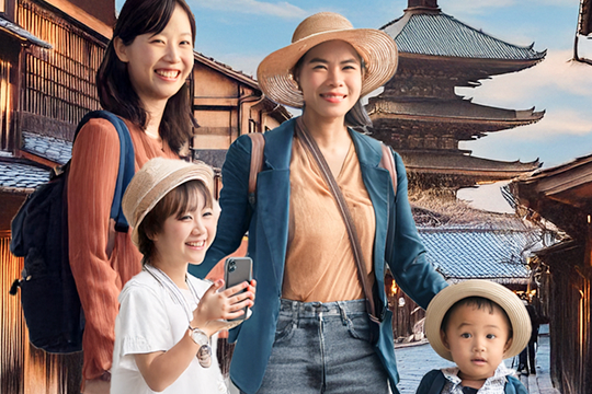 親子と一緒にシッターが旅行に同伴している様子