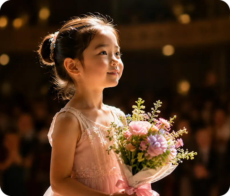 コンクールの演奏を終え、花束を手に達成感と自信を感じる子ども｜Baby-J 芸術・創造