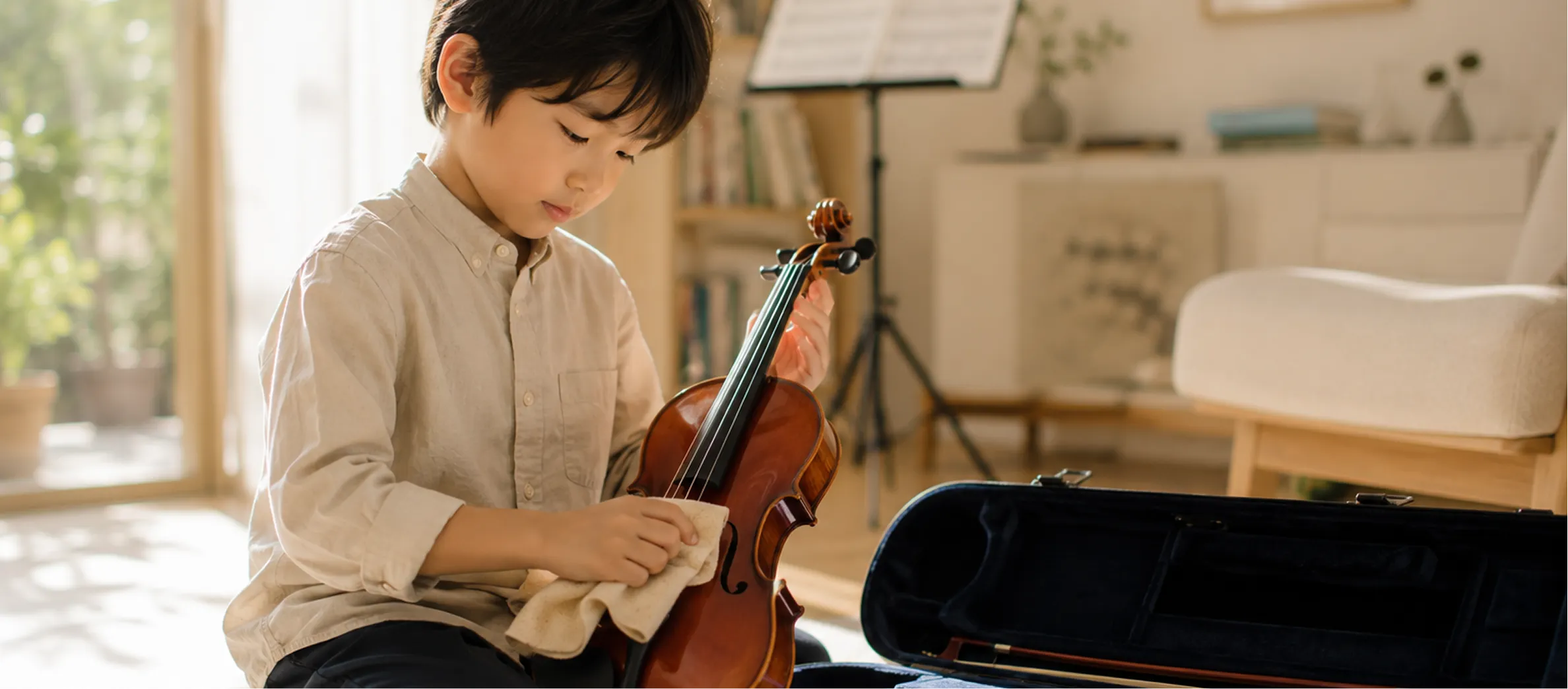 バイオリンを手に静かに向き合う時間。好きなことが、この子の自信になっていくんだね｜Baby-J 芸術・創造