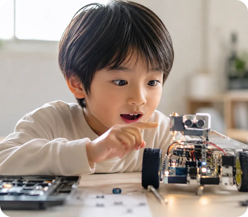 ロボットや電子工作に触れながら、テクノロジーへの興味を深める子ども