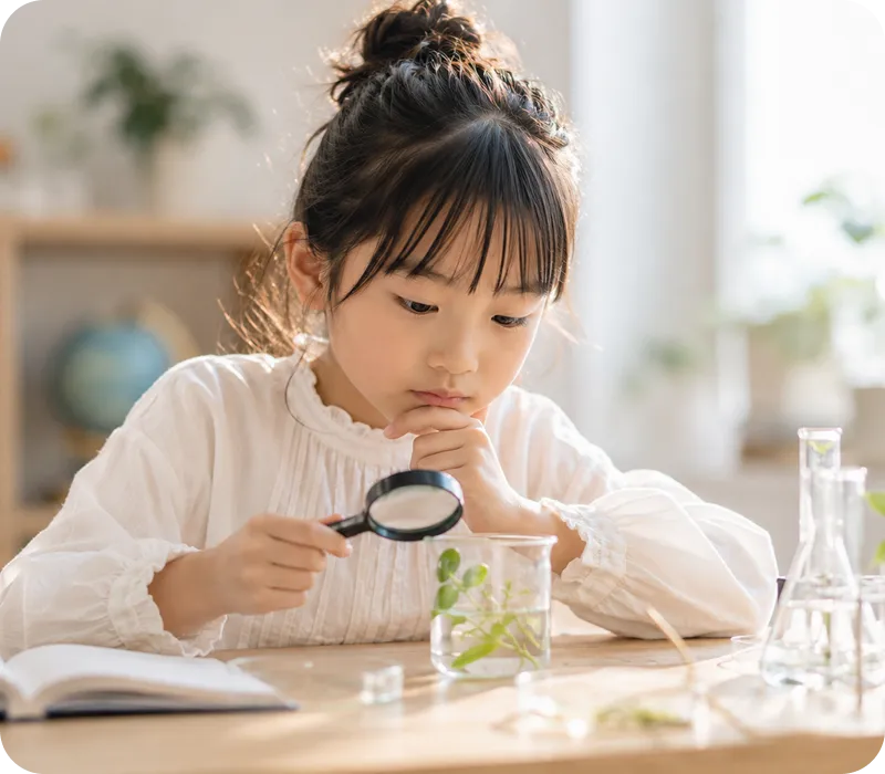 科学実験を通して、自分で考えながら探究学習に取り組む子ども