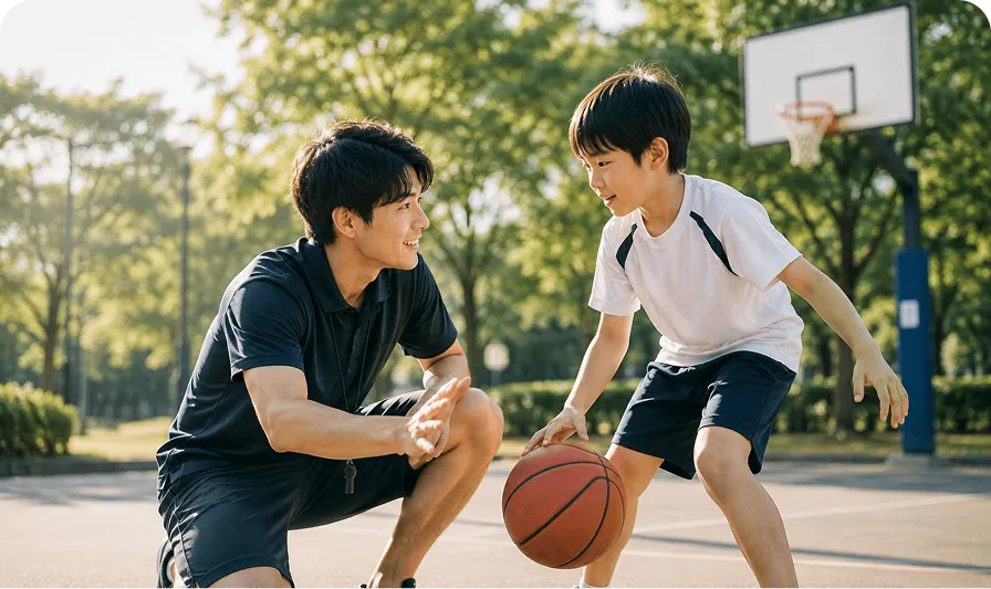 バスケットボールに挑戦する子どもをサポートするコーチ｜Baby-J Sports