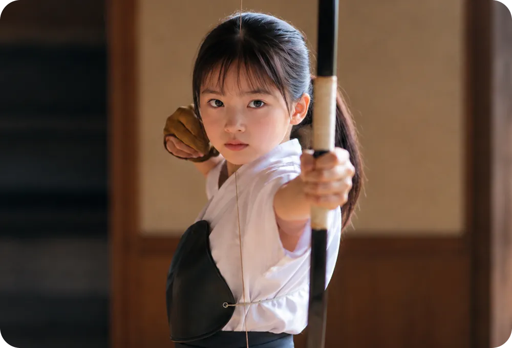 静寂の中で弓を引き、心を研ぎ澄ます子ども｜Baby-J Sports
